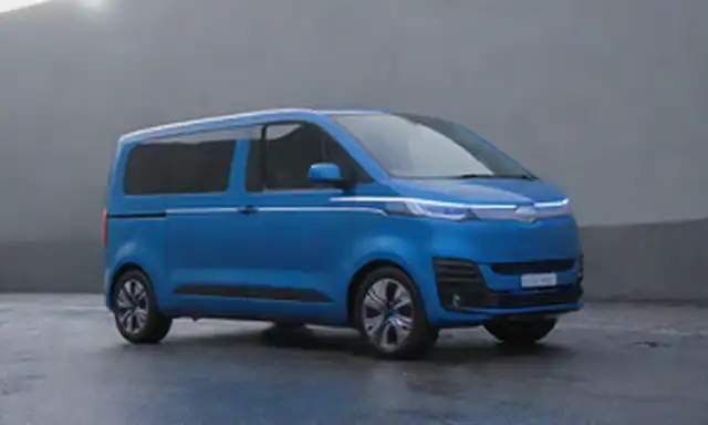 Van azul eléctrico con puertas laterales deslizantes, faros LED y luces diurnas, parrilla cromada, retrovisor con cámara incorporada, tamaño compacto, diseño moderno, estética futurista, gráficos audaces en ruedas, esquema de color contrastante, líneas angulares