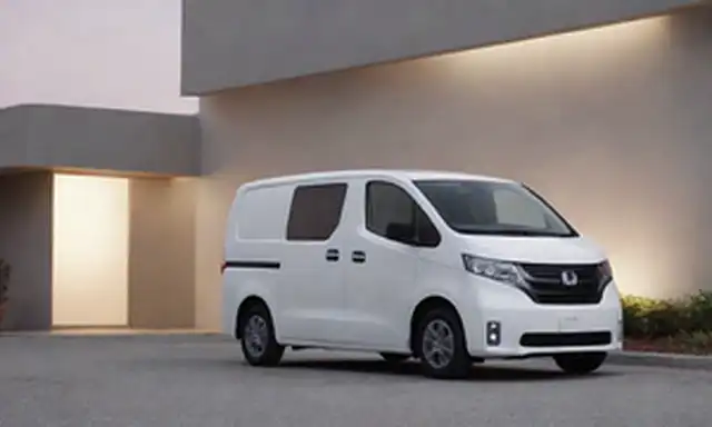 3D rendering of Hondas N-Van e, una pequeña camioneta eléctrica con puertas correderas, estacionada frente a un fondo minimalista inspirado en japonés, con el puerto de carga de la batería de vehículos resaltado, rodeado de un brillo sutil para enfatizar sus características ecológicas