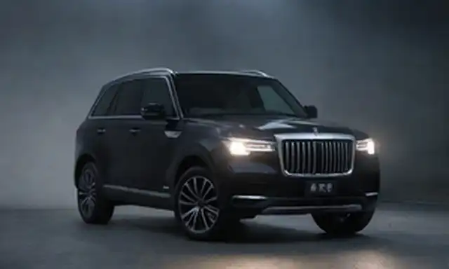 SUV de lujo, vehículo eléctrico chino, paisaje urbano nocturno, placa de Hongqi en la parrilla, faros LED, líneas aerodinámicas, acabado negro brillante, ruedas de aleación de 5 palabras, techo panorámico, lámparas de niebla, perfil elegante, pose dinámica, elementos de diseño futurístico