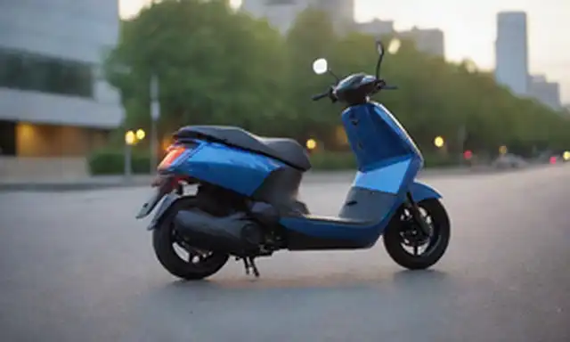Un plano de un scooter elegante y futurista con acentos azules brillantes, estacionado en una calle de la ciudad al atardecer, con edificios y árboles borrosos en el fondo, mostrando su tamaño compacto y diseño angular