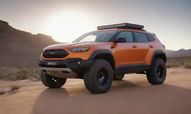 4x4 vehículo off-road, líneas elegantes, ruedas aerodinámicas, motor eléctrico, rejilla atrevida, faros LED, techo panorámico, terreno accidentado, paisaje desierto, colores de puesta del sol, iluminación dramática, detalles de sombra, relación de alto contraste