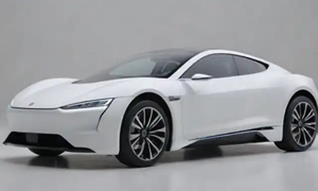 un coche eléctrico elegante, fondo blanco, pose dinámica, diseño futurista, faros LED, puerto de carga, tronco abierto, cabina de pasajeros interior con pantallas, conductores asiento visible, ruedas deportivas, moderno esquema de color exterior