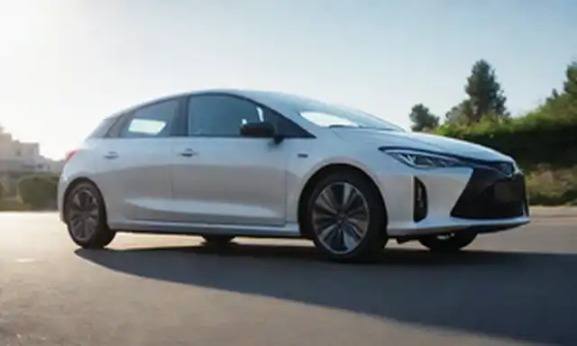 coche eléctrico de estilo sedán con diseño elegante, faros LED, ruedas aerodinámicas, estilo de cuerpo hatchback de 4 puertas, carretera abierta o fondo de paisaje urbano, clima soleado, cielo azul brillante