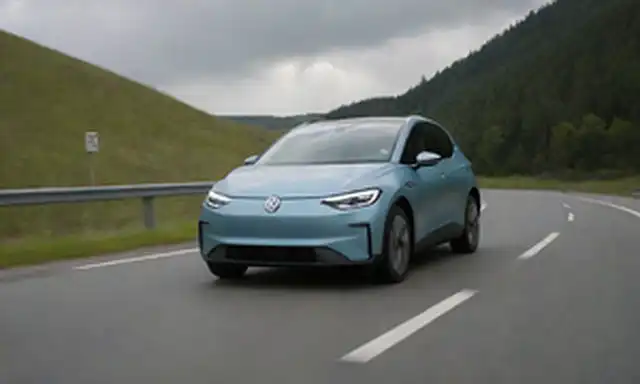 2023 Volkswagen ID3 coche compacto eléctrico que conduce en una carretera de viento, soleado con un cielo nublado, diseño exterior moderno con líneas atrevidas y faros LED delgado, aerodinámica elegante, logotipo de marca prominente en la parrilla frontal