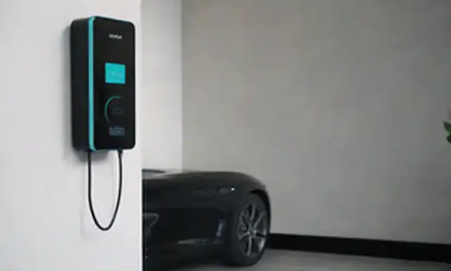 Estación de carga de vehículos eléctricos, diseño elegante y moderno, instalación en casa, tamaño compacto, plug-in cableado, colores brillantes, interfaz intuitiva, vibración montada en la pared, estilo futurista, entorno urbano