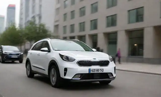Un vehículo híbrido blanco Kia Niro, escena diurna, calle ciudad, gente borrosa caminando, luz solar brillante, fondo urbano, coches diseño elegante, logotipo prominente, arcos de rueda audaces