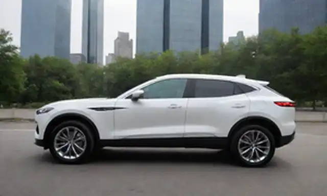 Vehículo cruzado de 4 puertas con un diseño elegante y moderno, esquema de color blanco, luces diurnas, rejilla audaz, tubo de escape cromado, techo panorámico, luces traseras LED, forma de cuerpo inspirado en SUV, diseño de rueda aerodinámica, paisaje urbano o fondo de carretera, luz solar filtrando a través del techo de cristal