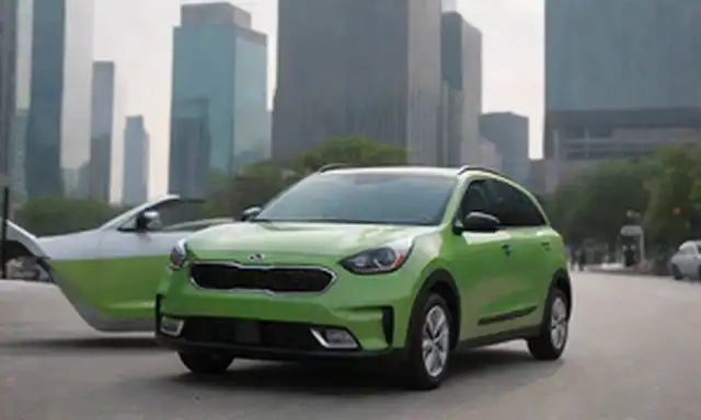 2 taxis estacionados uno al otro, Kia Niro Además, esquema de color verde y blanco, fondo de paisaje urbano, luz solar brillante, diseño elegante, interior moderno, pantalla de pantalla digital, asiento cómodo, amplio tronco, fuente de combustible ecológica, gente entrando / fuera del vehículo, entorno urbano