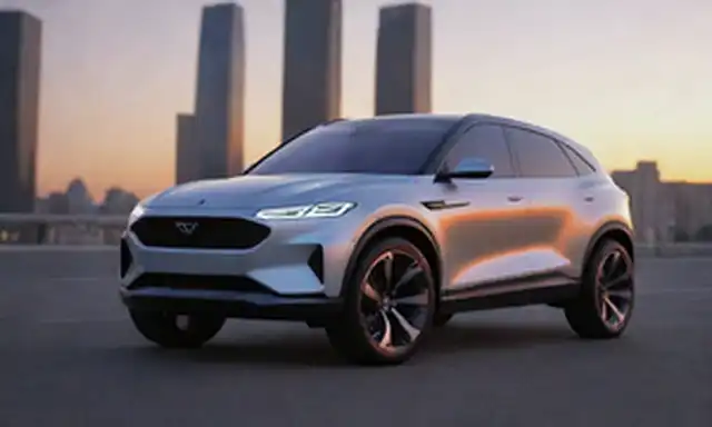 3/4 vista de SUV eléctrico elegante con elementos futuristas de diseño, destacados faros LED y luces traseras, líneas aerodinámicas, ruedas grandes con bordes únicos, esquema de color audaz, posición dinámica en un paisaje urbano con un fondo de puesta de sol sutil gradiente