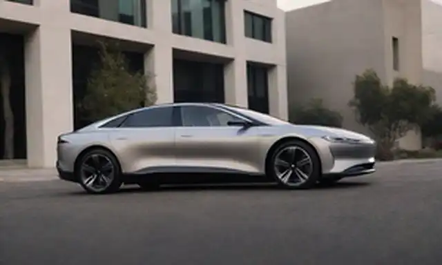 2023 Lucid Air Sapphire sedán de lujo con plata brillante y exterior negro, paisaje urbano con un toque de sol en el fondo, puerta de los conductores ligeramente ajar para revelar elementos de diseño de interiores premium, asientos iluminadores de iluminación ambiental y tablero, curvas sutiles y líneas elegantes que definen los coches silueta futurista