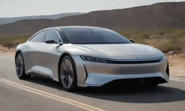 2023 Diseño exterior Lucid Air Sapphire, cuerpo de plata elegante, faros LED, líneas aerodinámicas, ruedas deportivas, techo panorámico, techo de vidrio tintado, acentos cromados, rejilla audaz, ventosas de aire de lujo, efectos de iluminación ambiental, detalles interiores refinados