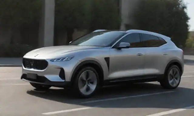 2020 Lynk & Co 01 coche híbrido en gris metálico o esquema de color plata, diseño elegante con parrilla frontal minimalista, faros LED y luces traseras, ruedas con tapas, líneas futuristas en paneles laterales, techo de sol y puerto de carga eléctrica