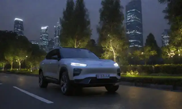 Un futurista paisaje urbano con rascacielos elegantes y vehículos eléctricos que se acercan