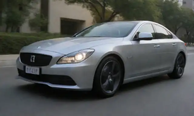 Sedán de 3 puertas, color exterior plateado, diseño elegante, faros LED, líneas dinámicas, cámara retrovisor, luces de niebla, bordes deportivos, motor eléctrico híbrido, rejilla sutil, cuerpo aerodinámico