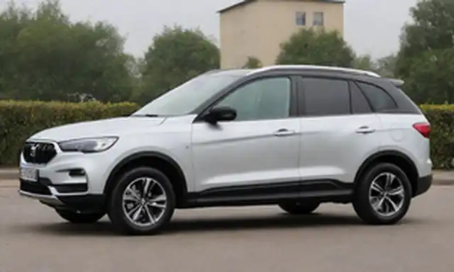 SUV compacta de 5 puertas con diseño elegante, rejilla frontal audaz, faros LED, techo inclinado, llantas de aleación de 18 pulgadas, acabado de pintura metálica, ventanas inclinadas y placa híbrida en puerta trasera