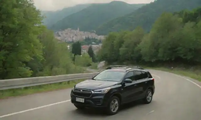 SUV híbrido de 4 puertas, entorno urbano, día soleado, carretera serpenteando a través de colinas, coche en foco, conductor sonriente y pasajero, maletero en el techo, paisaje urbano en el fondo, vegetación y árboles alrededor