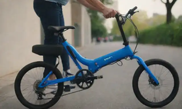 Una bicicleta plegable con diseño elegante, color azul eléctrico, forma compacta y manillares minimalistas, un jinete en pedaleo casual attire sin esfuerzo, un ambiente urbano sereno, soleado con sombras sutiles, efecto de enfoque suave para resaltar detalles