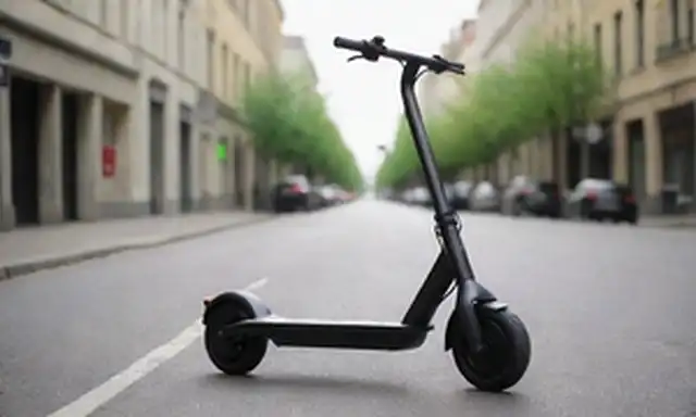 Scooter eléctrico de 2 ruedas, diseño elegante y moderno, marco compacto, esquema de color deportivo, ruedas con tiras de tracción, manillar robusto, mecanismo plegable, fondo urbano