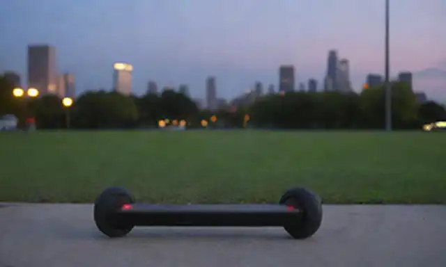 Un plano de scooters eléctricos elegantes y de alta tecnología en varios colores