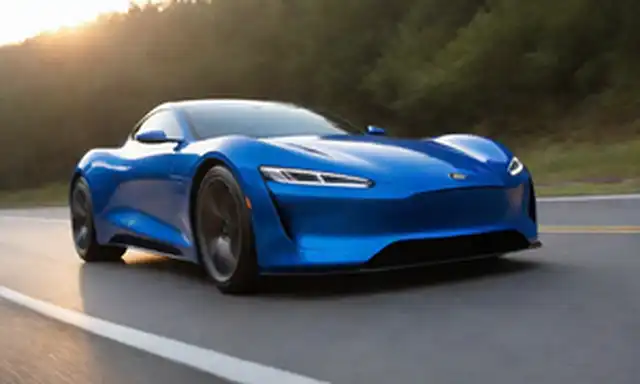 Eléctrico coche azul acelerando en una carretera de enrollamiento
