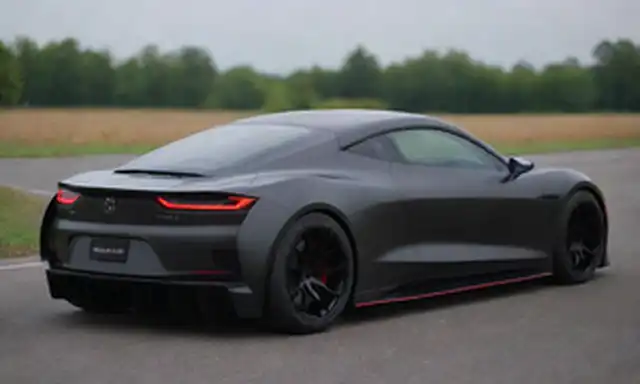 2020 coche eléctrico, vista trasera, modelo de rendimiento, diseño elegante, colores atrevidos, amortiguador de fibra de carbono, luces LED, ruedas deportivas, forma aerodinámica, pintura corporal negra, acabado metálico, arrugas afiladas, postura agresiva