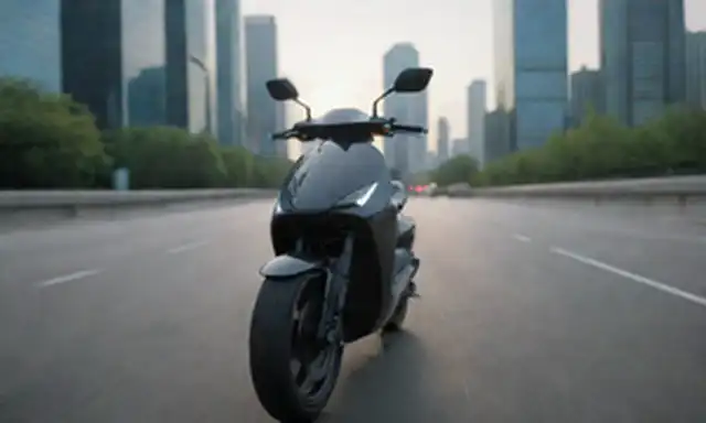 Un scooter con diseño elegante, cuerpo metálico, formas redondeadas, estética futurista, luces LED, manillares minimalistas, y un velocímetro prominente, situado en un camino suave o en un entorno urbano, con un paisaje urbano o edificios borrosos en el fondo