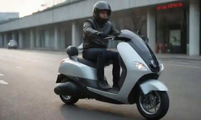 Un scooter con diseño elegante, estilo moderno, aspecto futurista, motor eléctrico visible, batería en la sección trasera, velocímetro y panel de control en manillar, montador sentado cómodamente, carretera o entorno urbano