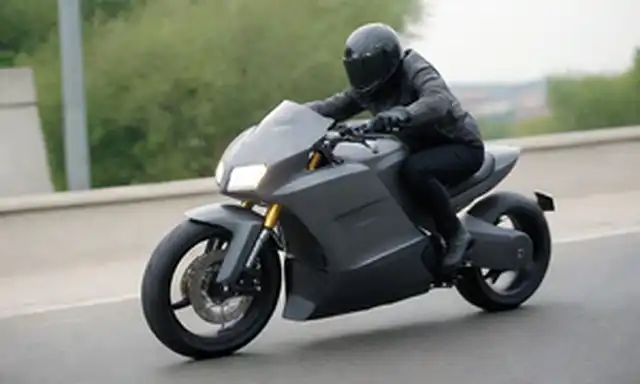 motocicleta eléctrica en movimiento, diseño elegante, líneas aerodinámicas, faros brillantes, rueda trasera elevada, tubos de escape, marca prominente, pose dinámica, entorno urbano, carretera de hormigón, fondo borroso