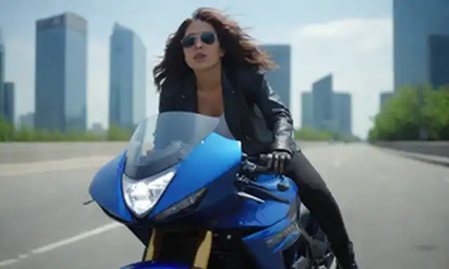 motocicleta elegante y futurista con acentos azules de neón, fondo de paisaje urbano, día soleado, mujer cabalgando, viento soplando pelo, expresión segura, efecto de sonido del motor revving