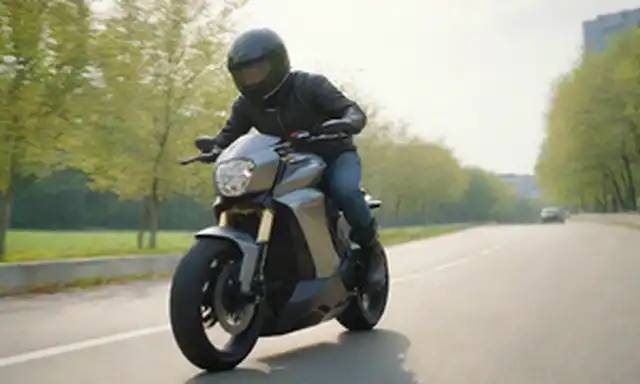 moto eléctrica de 2 ruedas en movimiento en un camino de viento, con paisaje urbano borroso en fondo, soleado día, iluminación brillante, pose dinámica con jinete, diseño elegante y aerodinámico