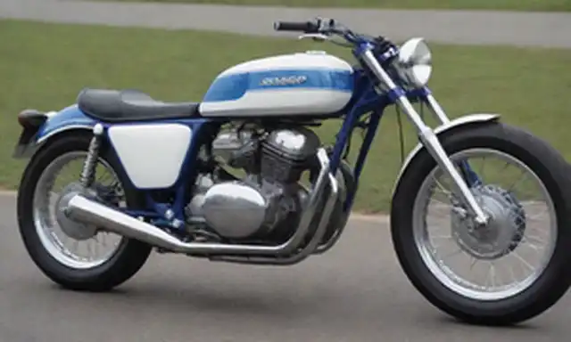 Motocicleta de estilo 1970, esquema de color azul y blanco, marco tubular lleno de agua, diseño elegante, suspensión, ruedas, manillar, faros