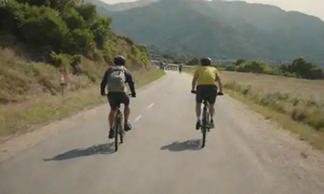 2-3 ciclistas montando e-bikes en una ruta costera escénica