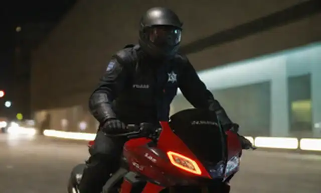 157 motocicletas eléctricas elegantes, colores de bandera española, uniformes de policía, logos de insignia, gadgets de alta tecnología, oficiales en poses de acción, fondo de paisaje urbano, arquitectura moderna, luces brillantes