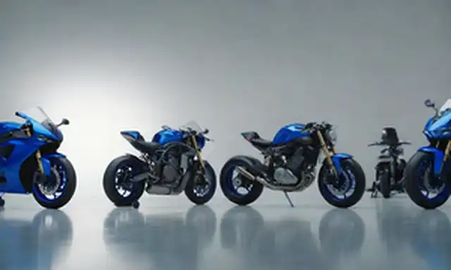 Una línea de motocicletas elegantes con brillantes pinturas azules eléctricas