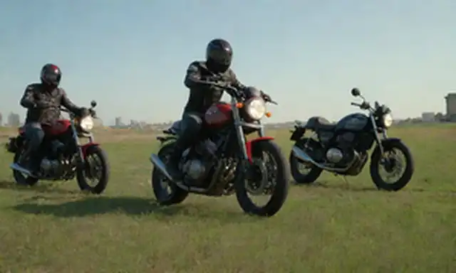 2-4 motocicletas en un fondo de pasto, cielo o paisaje urbano, algunas con luces parpadeantes, otras con jinetes, que varían en diseño y color, posiblemente con superficies reflectantes, en general vibrante y llamativa