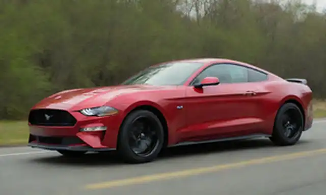 2022 Ford Mustang coupé en movimiento en una carretera de enrollamiento