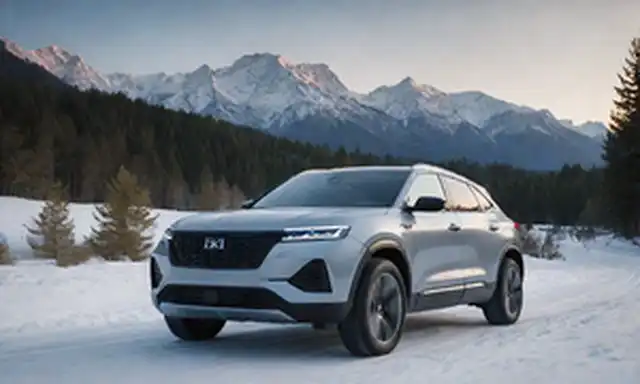 SUV de 4 puertas con diseño elegante, faros futuristas, y rejilla audaz, estacionada en una carretera pintoresca, rodeada de árboles, con montañas cubiertas de nieve en el fondo, mostrando su autonomía a través de un gran paquete de baterías, con un cable de carga limpiamente, dando un aura de innovación y tecnología