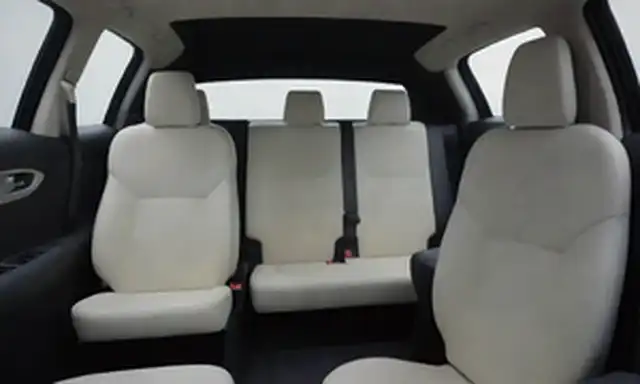 coche eléctrico con diseño elegante, interior moderno, cabina espaciosa, asiento cómodo, panel minimalista, ambiente futurista, acentos de iluminación LED, materiales de lujo, tecnología de vanguardia