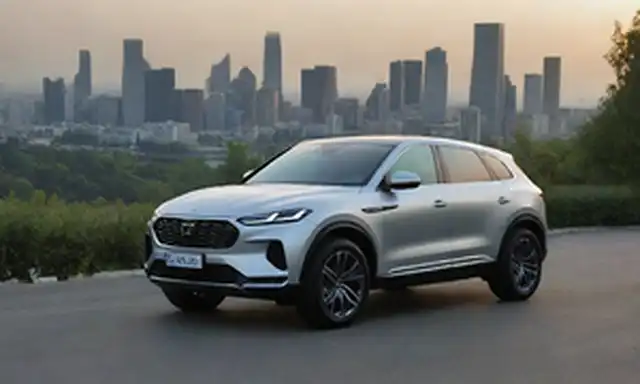 Una foto de un SUV elegante, moderno, exterior metálico plateado, líneas afiladas y contornos, faros LED, ruedas grandes, techo abierto, vista panorámica de un paisaje urbano con vegetación en el fondo, iluminación caliente que destaca las características de los coches