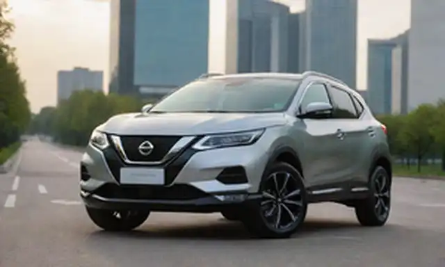 2024 Vista frontal Nissan Qashqai con diseño elegante, faros audaces y una parrilla prominente; características interiores materiales premium, panel digital y sistema avanzado de infotainment; motor e-POWER visible con puerto de carga en la parte trasera; coche está aparcado en un moderno paisaje urbano con vegetación y arquitectura urbana