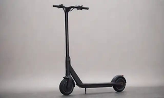4 Scooter eléctrico Pro con diseño elegante, ruedas brillantes, postura plegada, marco de color oscuro, manillar minimalista, luces LED, tamaño compacto, estética moderna