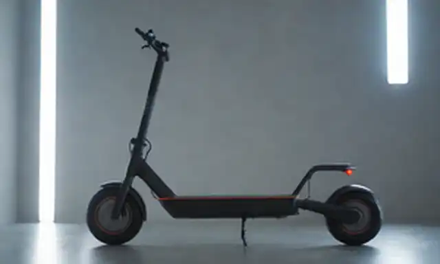 Un elegante y futurista e-scooter con un cuerpo de metal brillante