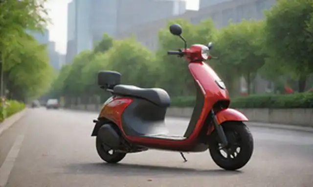Scooter eléctrico de 2 plazas en una moderna calle de la ciudad, la luz del sol brillando por su elegante cuerpo metálico, rodeado de exuberante vegetación y flores vibrantes, con un fondo borroso de edificios altos, destacando la sostenibilidad, la innovación y el transporte ecológico