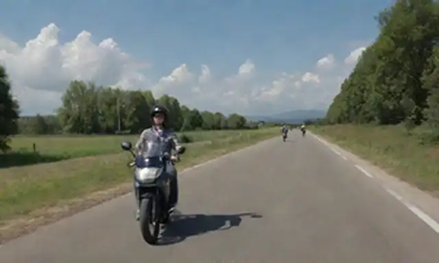 Una escena de carretera con una mezcla de fondos