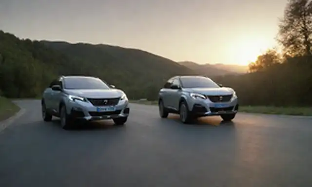 2023 Peugeot 3008 y 5008 vehículos híbridos en una carretera de montaña