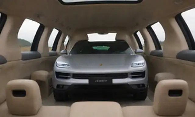 eléctrico de lujo de 7 plazas SUV en diseño de firmas de Porsches, cuerpo de plata elegante, líneas angulares, faros LED, techo panorámico, ruedas de aleación, interior de alta gama con tapicería de cuero premium, cabina espaciosa con amplio salón de piernas, sistema de información avanzada con pantalla táctil grande, características de asistencia del conductor, comodidades de lujo