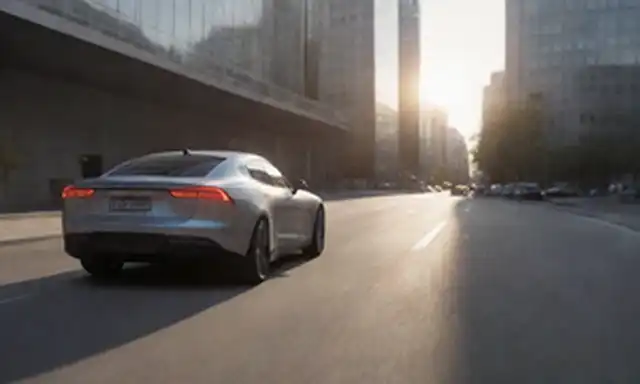 3D rendering, coche eléctrico elegante, logo de Polestar en el lado, carretera serpenteando a través de un paisaje urbano, luz solar de la noche arrojando largas sombras