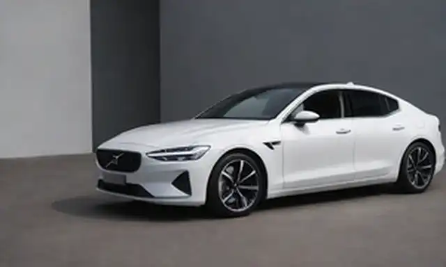sedán, coche eléctrico, marca Polestar, diseño elegante, líneas aerodinámicas, acabado metálico, esquema de color blanco, luces diurnas, tiras LED sutiles, rejilla frontal audaz, diseño de rueda dinámica, spoiler trasero, espejos laterales con señales de giro integradas