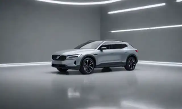 Un cruce elegante, eléctrico, plateado, Polestar 4, situado en un entorno futurista, con luz suave iluminando sus líneas angulares, rodeado de utilería minimalista, como una esfera transparente y tubos metálicos