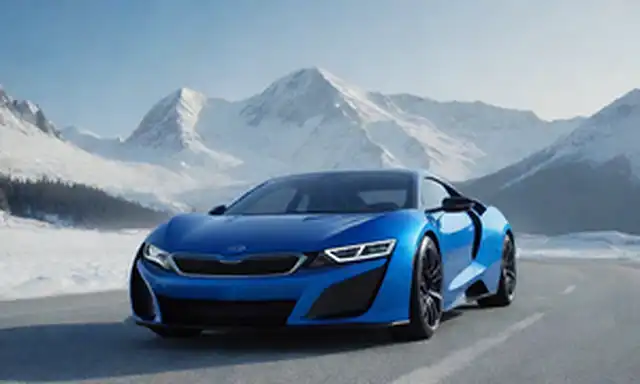 Vehículo de 4 puertas con diseño elegante, faros LED, diseño de rueda futurista, pintura azul eléctrica, paisajes montañosos cubiertos de nieve en el fondo, efecto de brillo polarizante, y un toque de niebla o niebla alrededor del coche